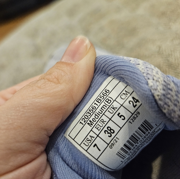 Women's Brooks size 7 - Picture 2 of 5